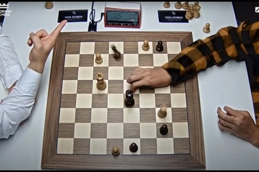 Thần đồng 17 tuổi bực tức, đập cờ khi thua “ông vua” Magnus Carlsen
