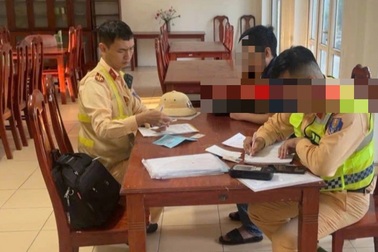 Tước bằng lái 23 tháng của tài xế uống rượu rồi dừng xe trên cao tốc để ngủ