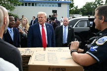 Tổng thống Trump tặng pizza cho cảnh sát