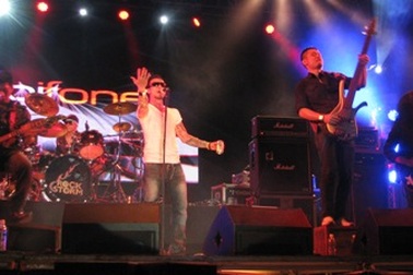 Khán giả cuồng nhiệt với “bão" rock trên đất Tây Đô