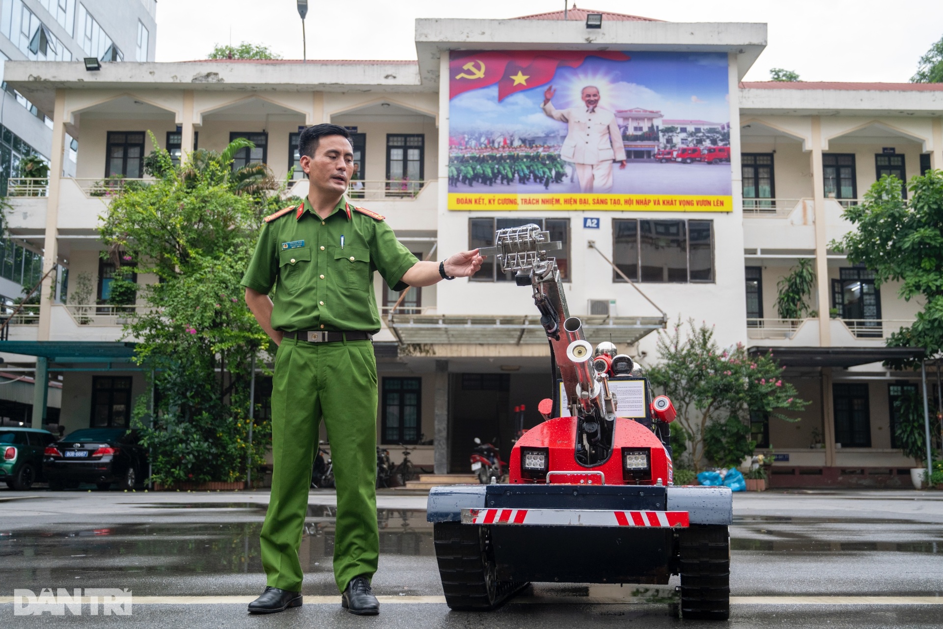 Mãn nhãn robot cứu hỏa Việt Nam trình diễn phun vòi rồng, vượt chướng ngại - 4 Mãn nhãn robot cứu hỏa Việt Nam trình diễn phun vòi rồng, vượt chướng ngại - 4