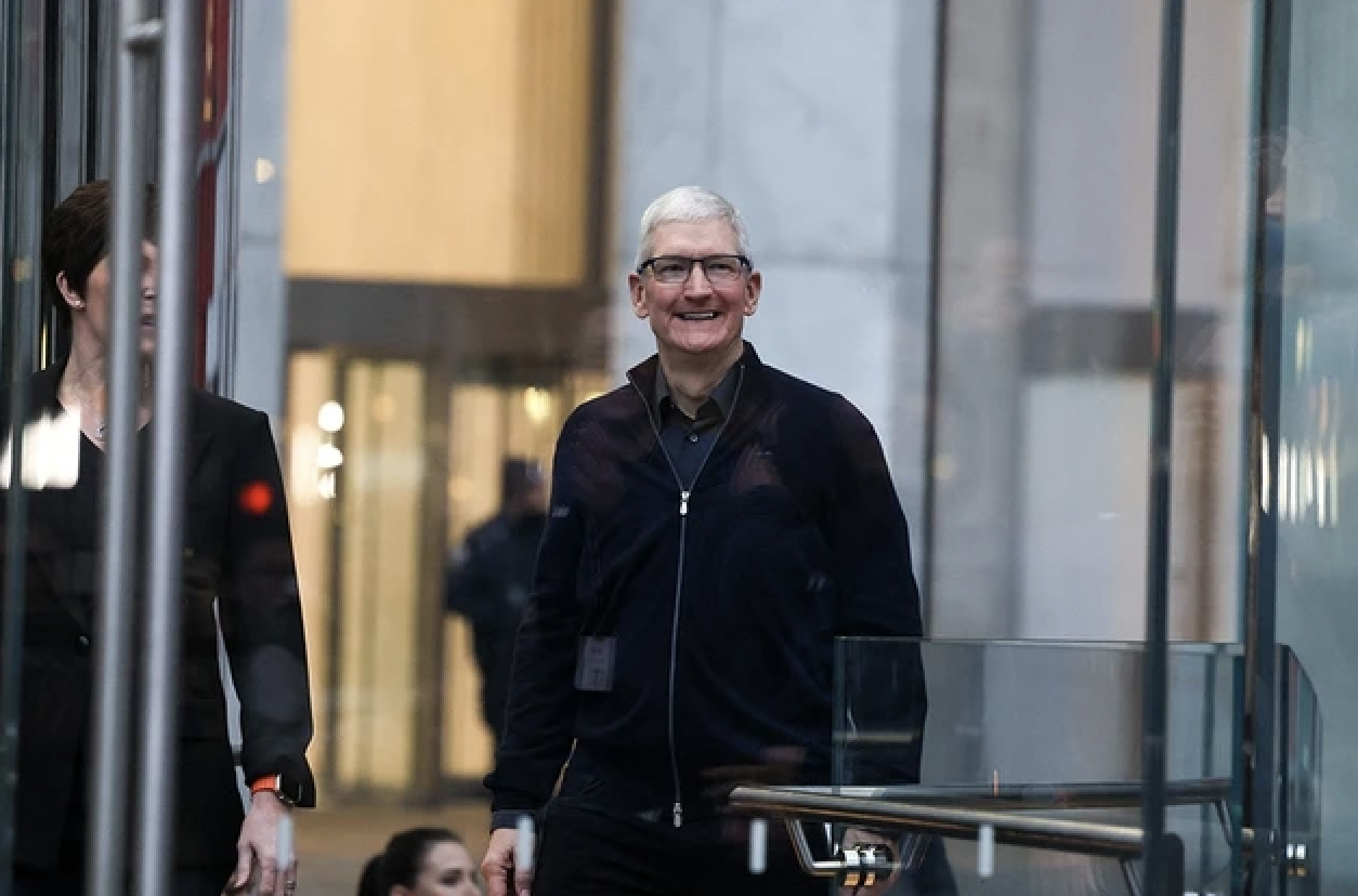 How rich is billionaire Tim Cook who just arrived in Vietnam this morning? - 1 Tỷ phú Tim Cook vừa đến Việt Nam sáng nay giàu cỡ nào? - 1