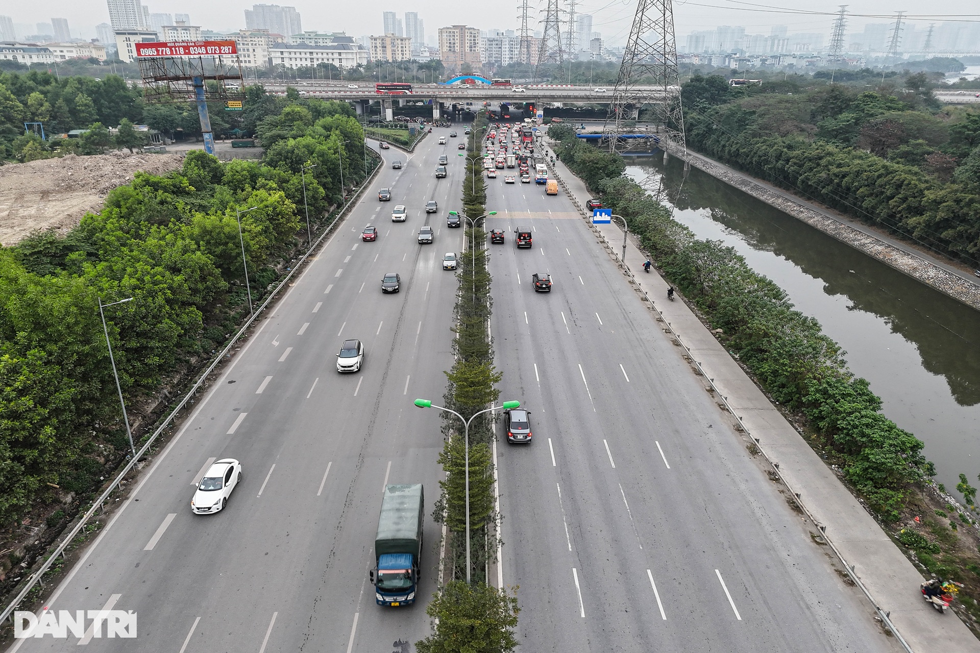 Người dân ùn ùn về quê ăn Tết, đường Vành đai 3 trên cao tắc hơn 3km - 13 Người dân ùn ùn về quê ăn Tết, đường Vành đai 3 trên cao tắc hơn 3km - 13