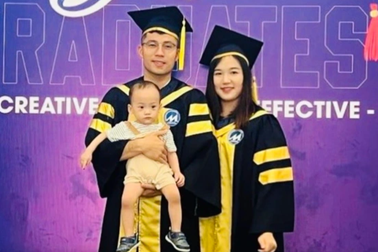 Vợ chồng trẻ bế con cùng nhận bằng thạc sĩ: "Nếu ế quá, hãy đi học!"