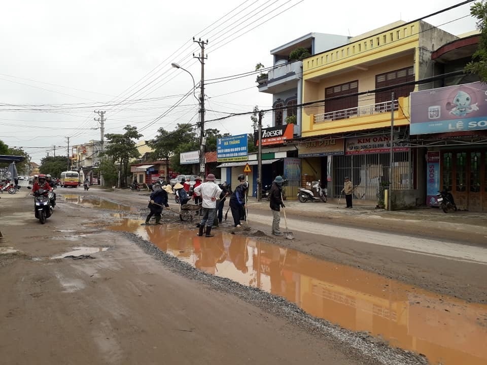 Ngán ngẩm con đường chi chít ổ gà, cứ mưa là ngập sâu giữa thành phố du lịch - 7 Ngán ngẩm con đường chi chít ổ gà, cứ mưa là ngập sâu giữa thành phố du lịch - 7