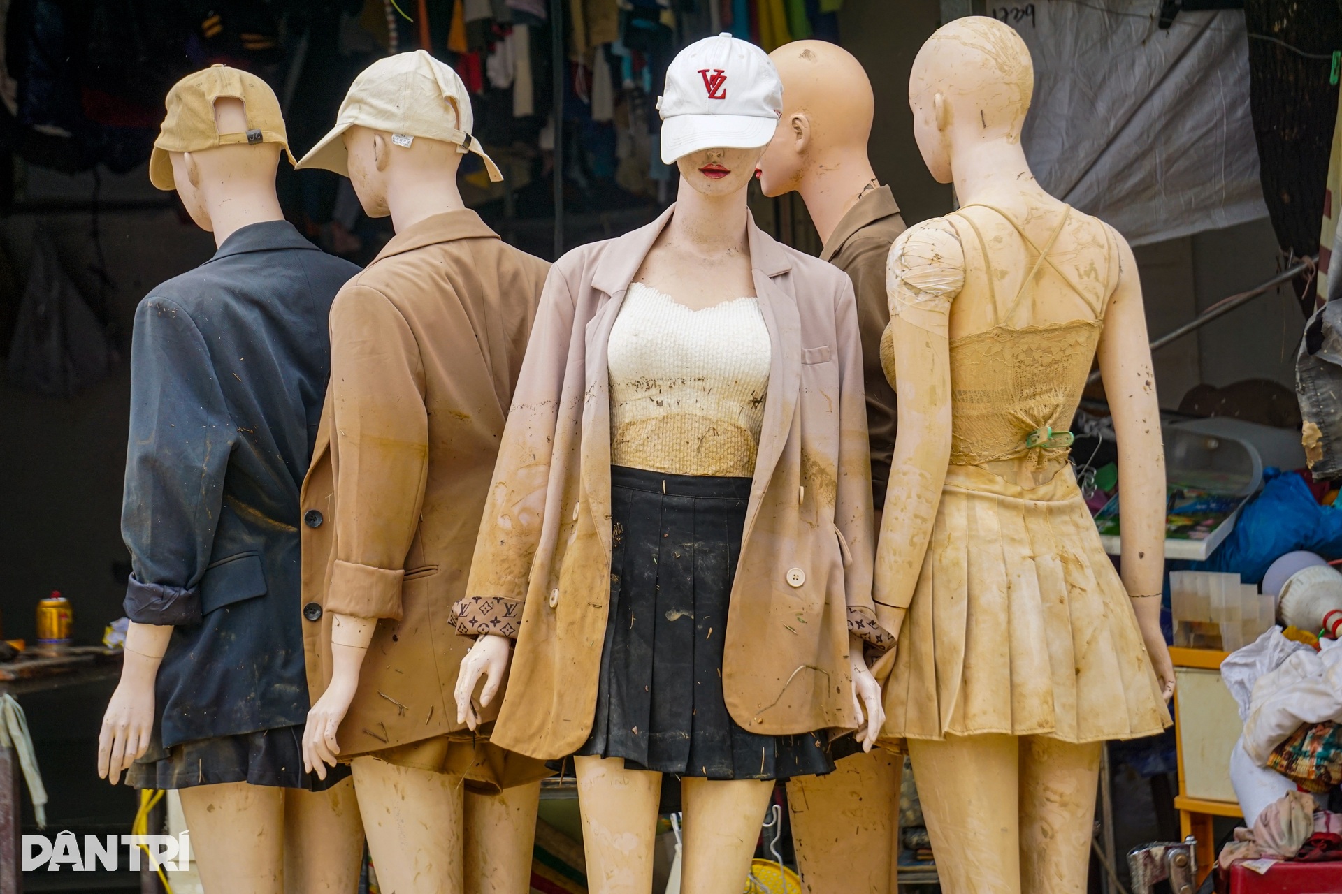 Gia đình tôi không còn đồ dùng gì nguyên vẹn sau khi nước rút! - 3 Gia đình tôi không còn đồ dùng gì nguyên vẹn sau khi nước rút! - 3