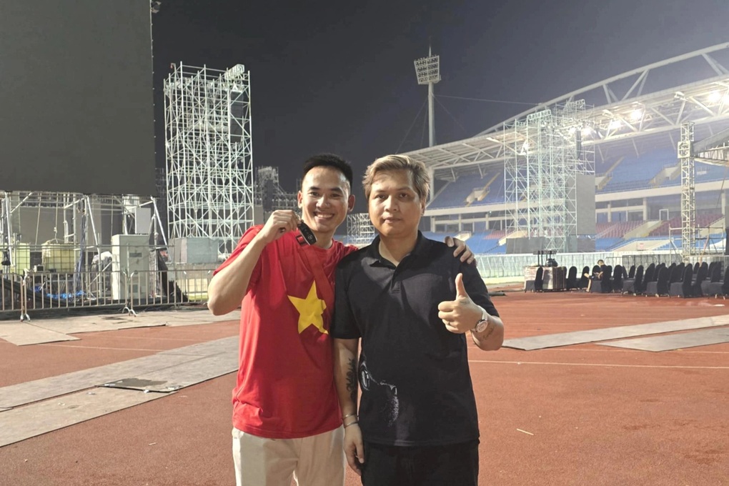 Rơi đồ tại “concert quốc gia” 50.000 người, chàng trai nhận cái kết ấm lòng - 4 Rơi đồ tại “concert quốc gia” 50.000 người, chàng trai nhận cái kết ấm lòng - 4
