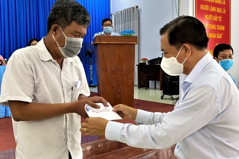 Sóc Trăng: Những người bán vé số lẻ chính thức nhận được tiền hỗ trợ - 1 Sóc Trăng: Những người bán vé số lẻ chính thức nhận được tiền hỗ trợ - 1