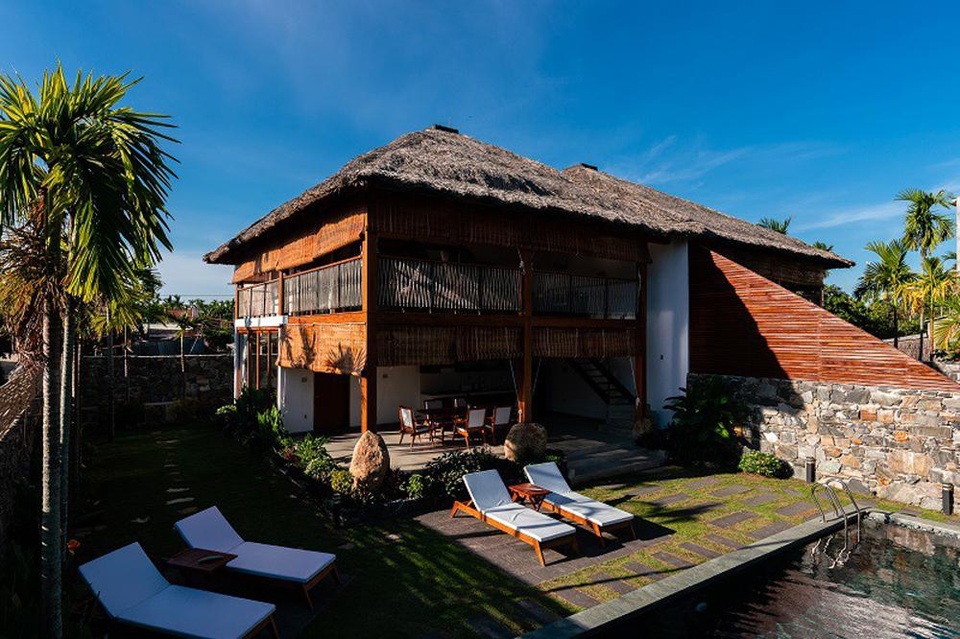 Ngỡ ngàng với biệt thự sang chảnh làm từ lá dừa ở Quảng Nam - 6