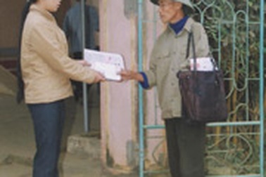 Người đếm bước chân mình bằng những cánh thư