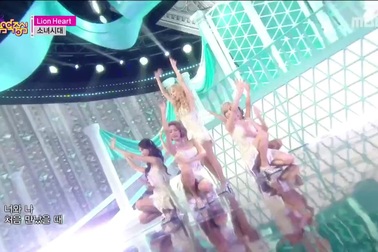 Nhóm SNSD trình diễn gợi cảm và cuốn hút