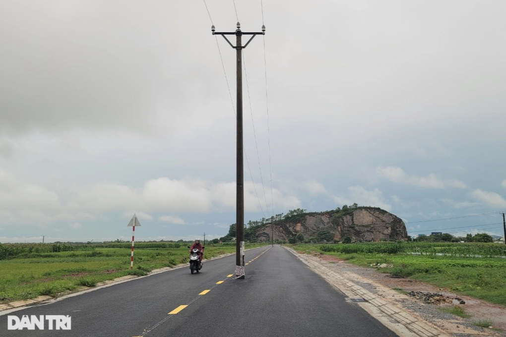 Cột điện đứng giữa tim đường khiến một thanh niên tử nạn - 2 Cột điện đứng giữa tim đường khiến một thanh niên tử nạn - 2