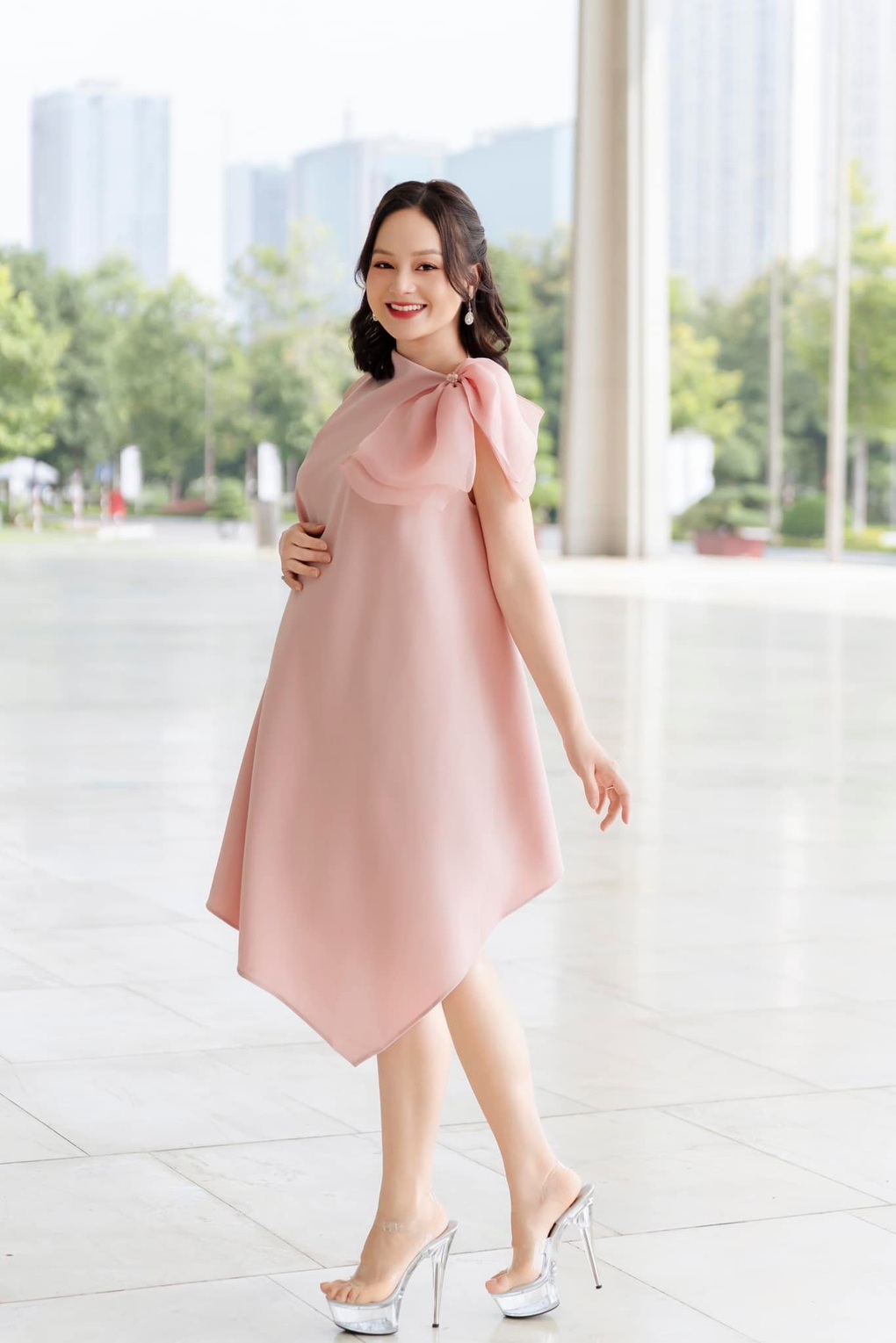 Lan Phương mang thai ở tuổi 41: Sắc vóc nổi bật, chồng Tây kề cận không rời - 6 Lan Phương mang thai ở tuổi 41: Sắc vóc nổi bật, chồng Tây kề cận không rời - 6