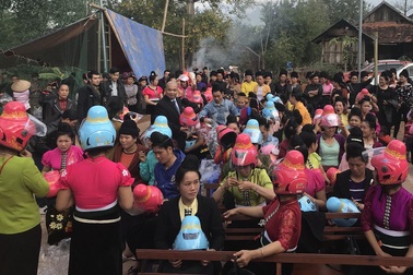 Thêm 1.000 phụ nữ dân tộc Thái được tặng mũ bảo hiểm tằng cẩu