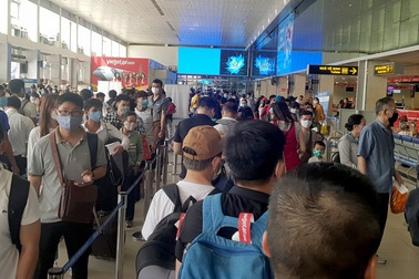 Tân Sơn Nhất quá tải, hành khách rồng rắn xếp hàng chờ làm thủ tục