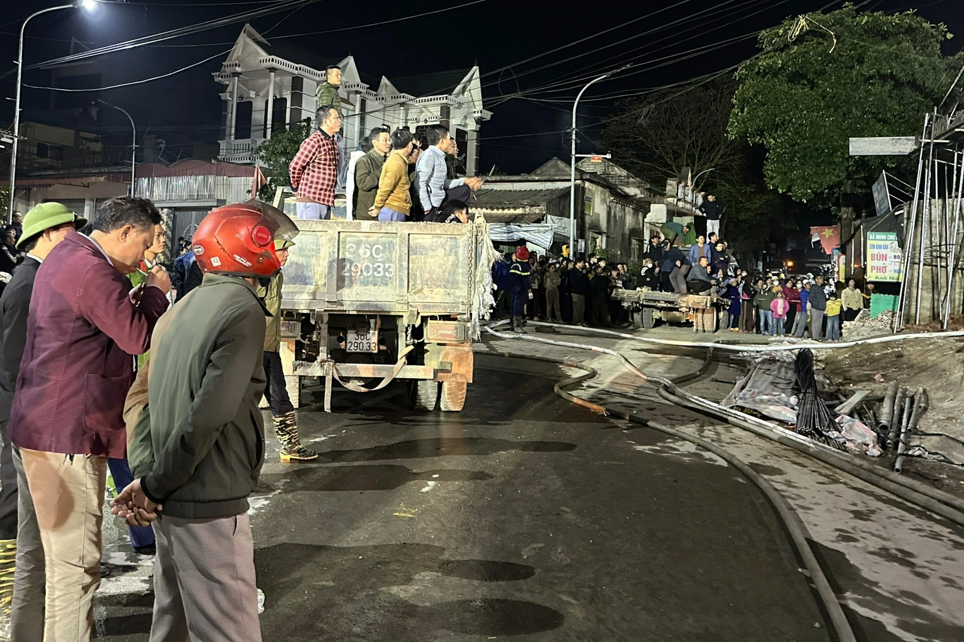 Cảnh sát dò âm, cắt thép, đào bê tông tìm nạn nhân vụ sập giàn giáo - 7 Cảnh sát dò âm, cắt thép, đào bê tông tìm nạn nhân vụ sập giàn giáo - 7