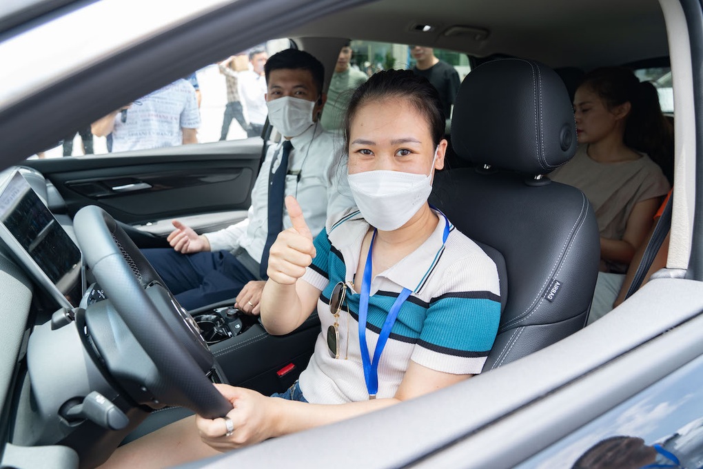 Hàng nghìn khách xếp hàng để lái thử VF 8, nhiều người tranh thủ chốt cọc sớm - 5 Hàng nghìn khách xếp hàng để lái thử VF 8, nhiều người tranh thủ chốt cọc sớm - 5