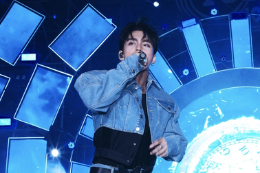 Mono diễn "cực sung" cùng vũ công, suýt gặp sự cố trên sân khấu