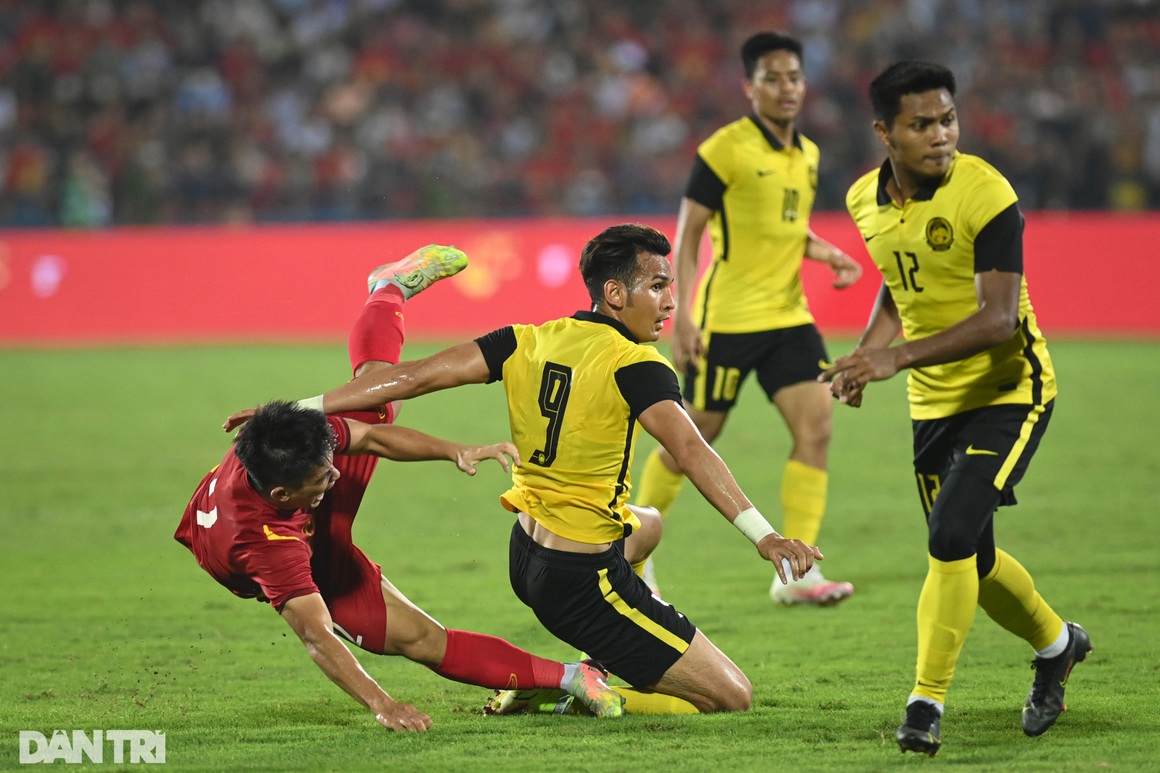Tiến Linh: Tâm điểm của sự chỉ trích và bàn thắng vàng thành người hùng - 10 Tiến Linh: Tâm điểm của sự chỉ trích và bàn thắng vàng thành người hùng - 10