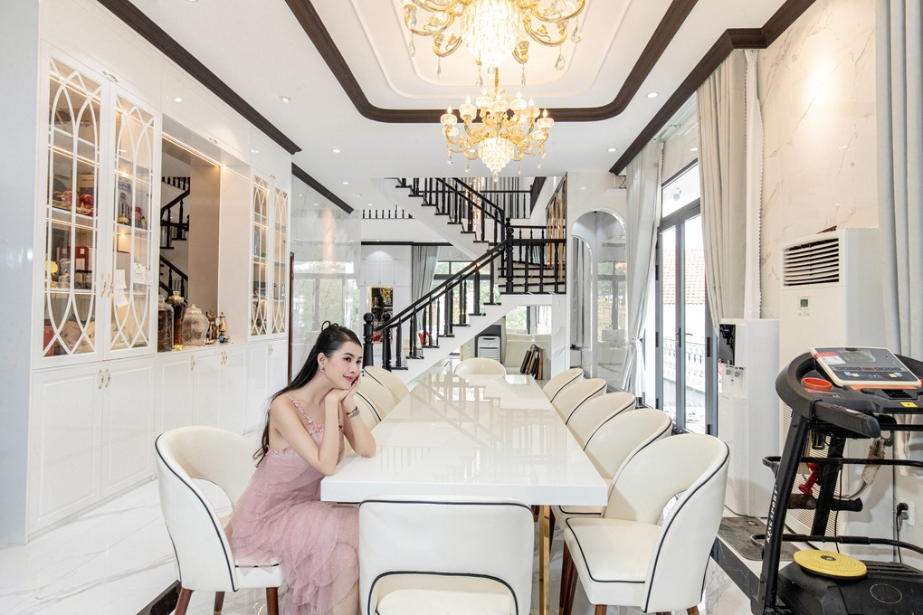 Hoa hậu Phan Thị Mơ khoe căn biệt thự hơn 10 tỷ đồng tặng bố mẹ ở quê nhà