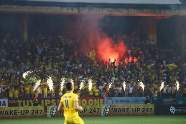 Hai đội bóng V-League bị phạt vì đốt pháo sáng trên sân Hàng Đẫy