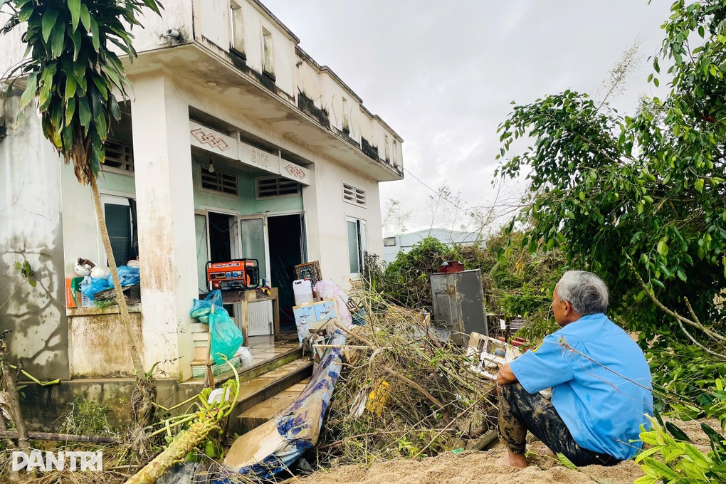 Bốn ngày chạy lũ trở về, người bảo vệ rơi nước mắt trước cảnh nhà đổ nát - 1