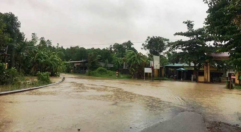 “Rốn” lũ Phong Điền nước dâng nhanh, ngập đến nửa nhà dân - 18 “Rốn” lũ Phong Điền nước dâng nhanh, ngập đến nửa nhà dân - 18