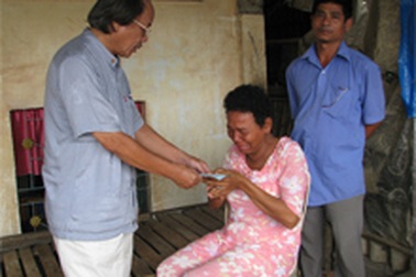 Trao tiền hỗ trợ gia đình em bé nghèo quên mình cứu bạn 