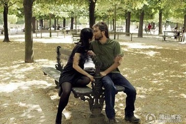 Thiếu nữ tự tung “ảnh hôn”