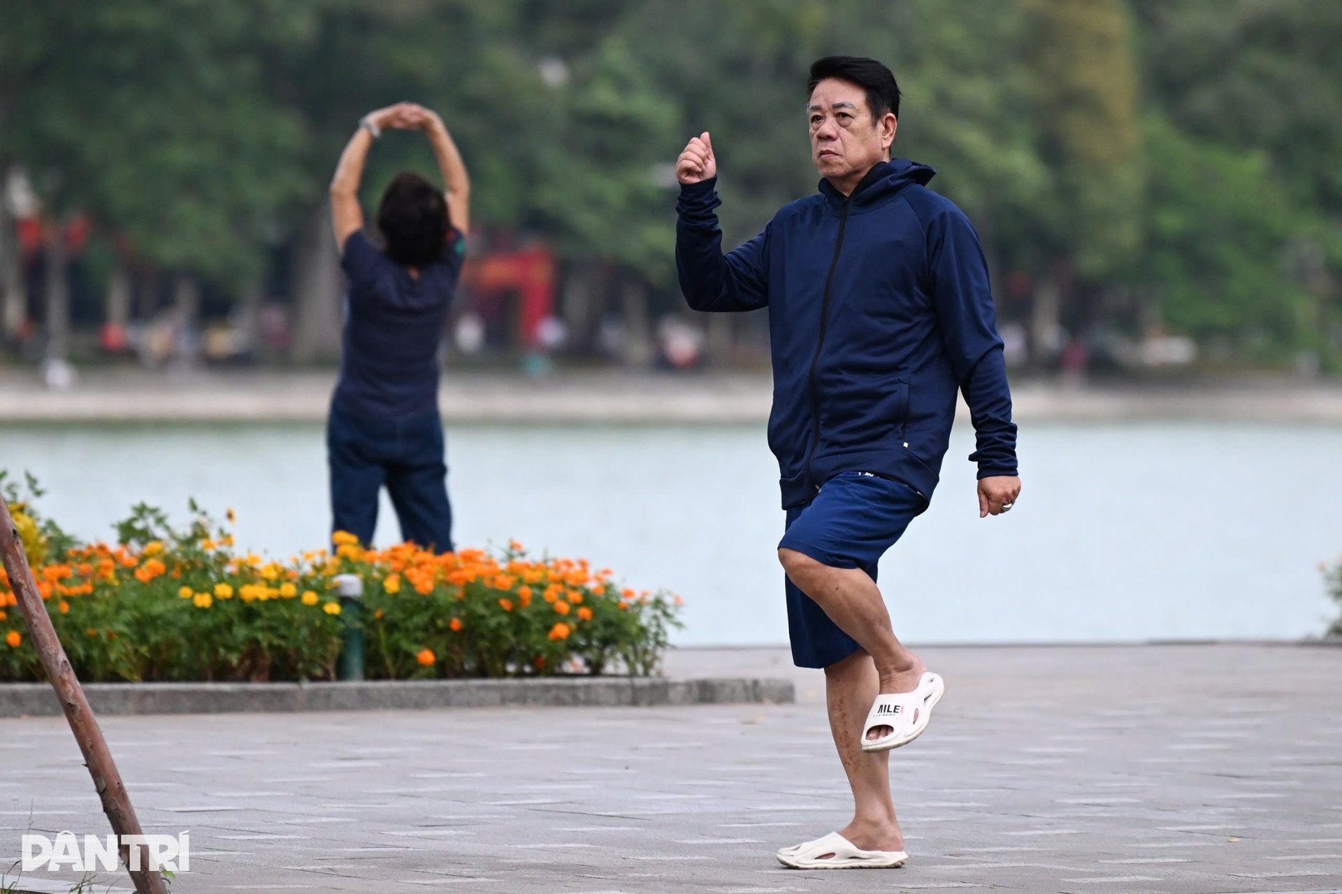 Người Hà Nội khoác áo ấm trong ngày gió lạnh tràn về - 7 Người Hà Nội khoác áo ấm trong ngày gió lạnh tràn về - 7