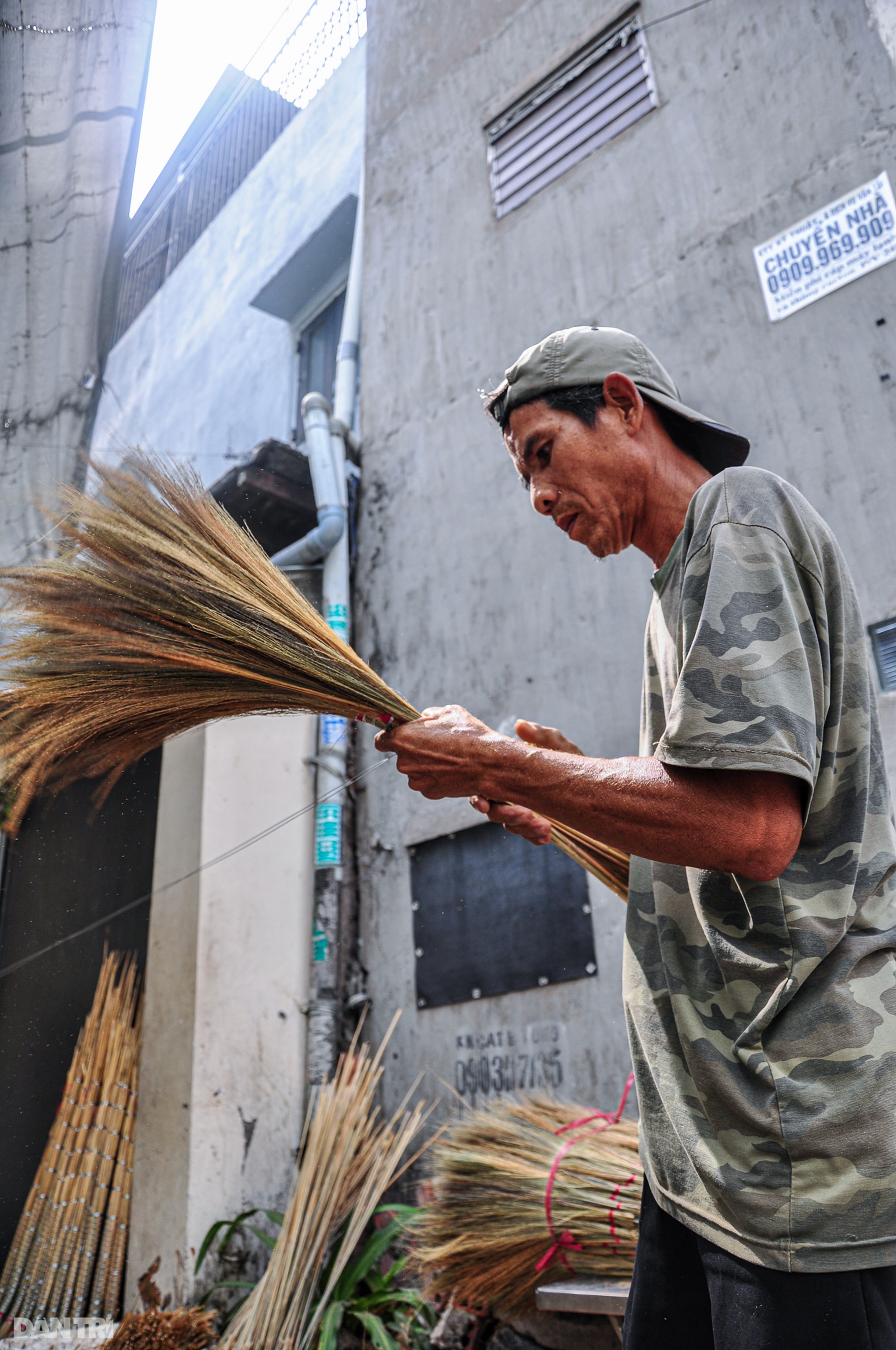 Xóm chổi đót độc nhất ở TPHCM nhộn nhịp ngày giáp Tết - 4