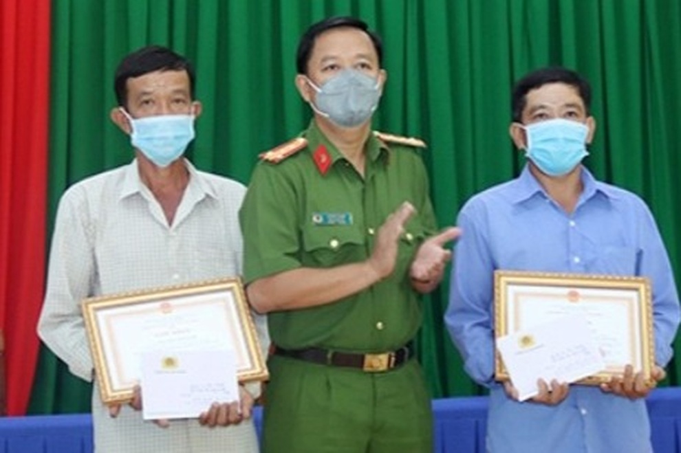 An Giang: Đàn bà, học sinh… dũng cảm xông pha bắt cướp - 4 An Giang: Đàn bà, học sinh… dũng cảm xông pha bắt cướp - 4