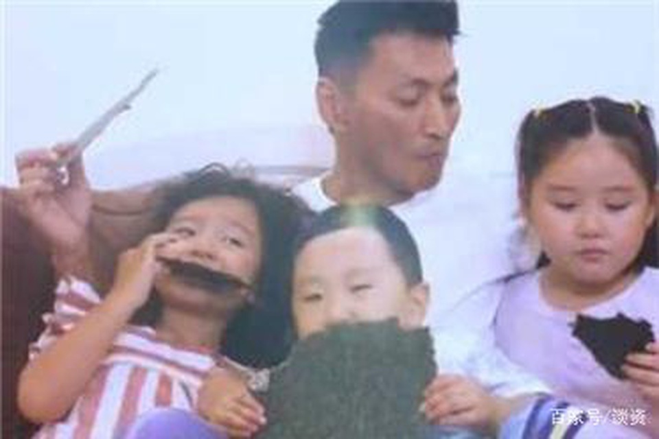 “Triển Chiêu” Hà Gia Kính: Giàu có nhưng cô độc ở tuổi 61 - 2 “Triển Chiêu” Hà Gia Kính: Giàu có nhưng cô độc ở tuổi 61 - 2