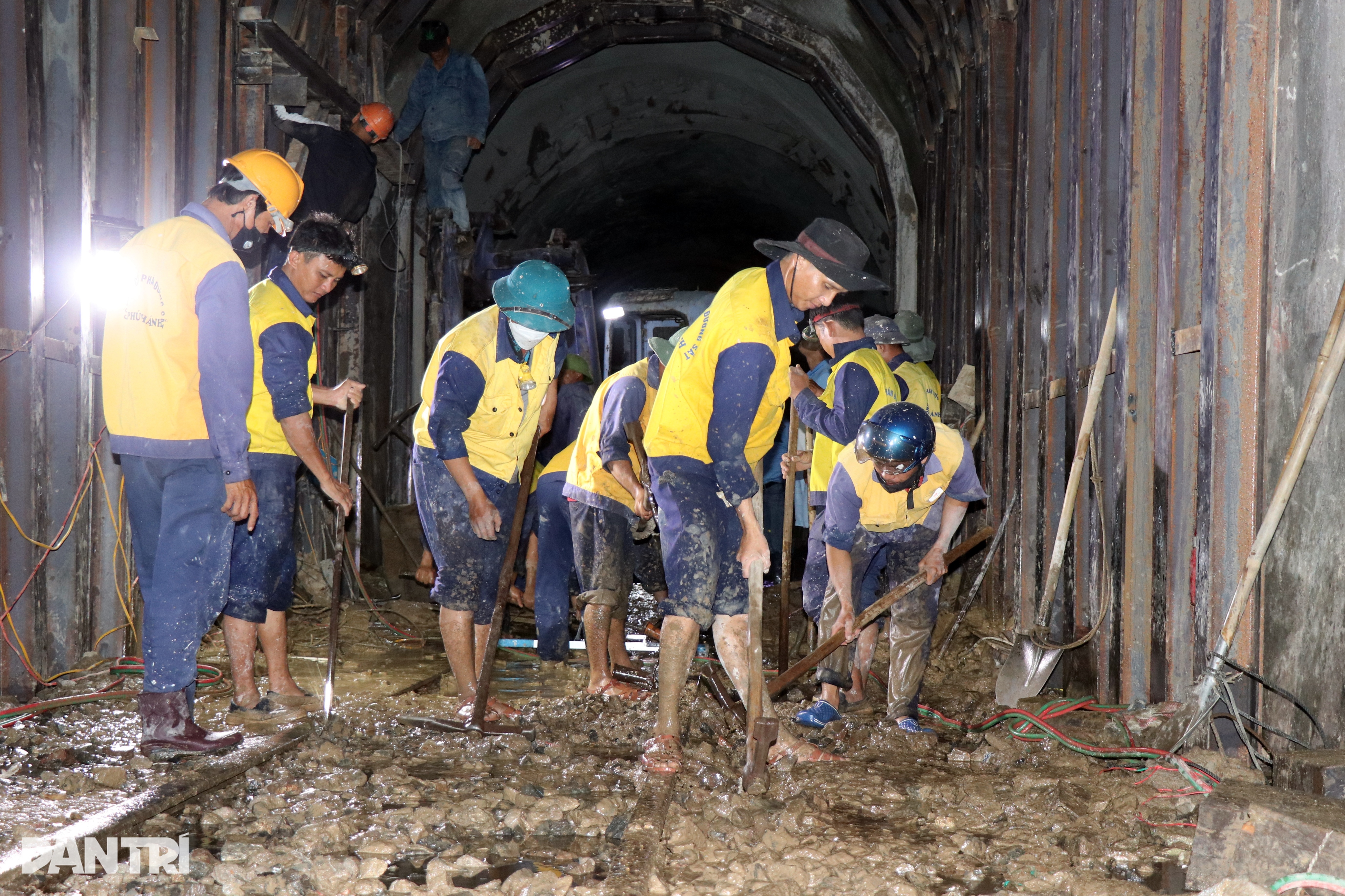 មើលដំបូលដែកបំបាក់ការបាក់ដីនៅផ្លូវរថភ្លើង Bai Gio - ៨ Xem vòm sắt vá điểm sạt lở trong hầm đường sắt Bãi Gió - 8