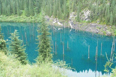 Đẹp mê hồn hồ nước như “trận địa giáo”