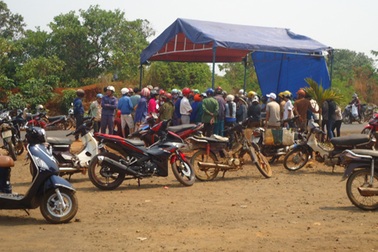 Phát hiện một thanh niên tử vong bên đường