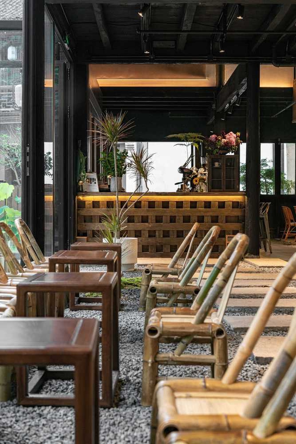 Quán cà phê phong cách hoài cổ, có vườn cây chọc trời đẹp lạ - 8 Quán cà phê phong cách hoài cổ, có vườn cây chọc trời đẹp lạ - 8