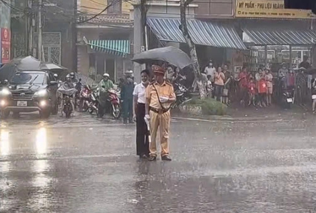 Đại úy CSGT làm nhiệm vụ A80 dưới mưa lớn được người dân che ô - 2 Đại úy CSGT làm nhiệm vụ A80 dưới mưa lớn được người dân che ô - 2