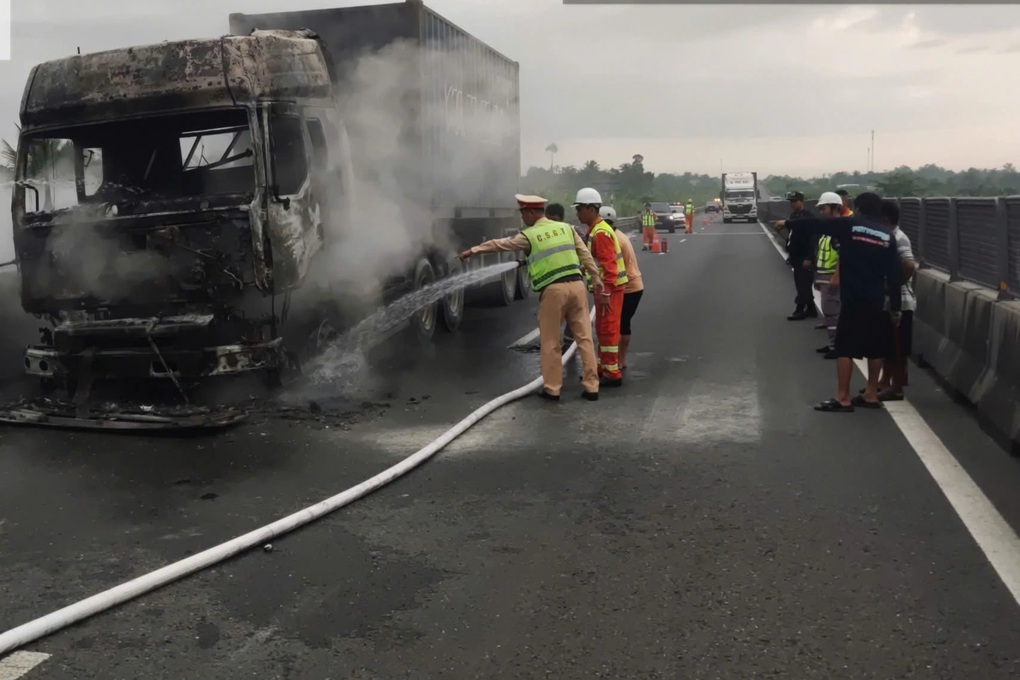 Container bất ngờ bốc cháy trên cao tốc Trung Lương - Mỹ Thuận - 1 Container bất ngờ bốc cháy trên cao tốc Trung Lương - Mỹ Thuận - 1
