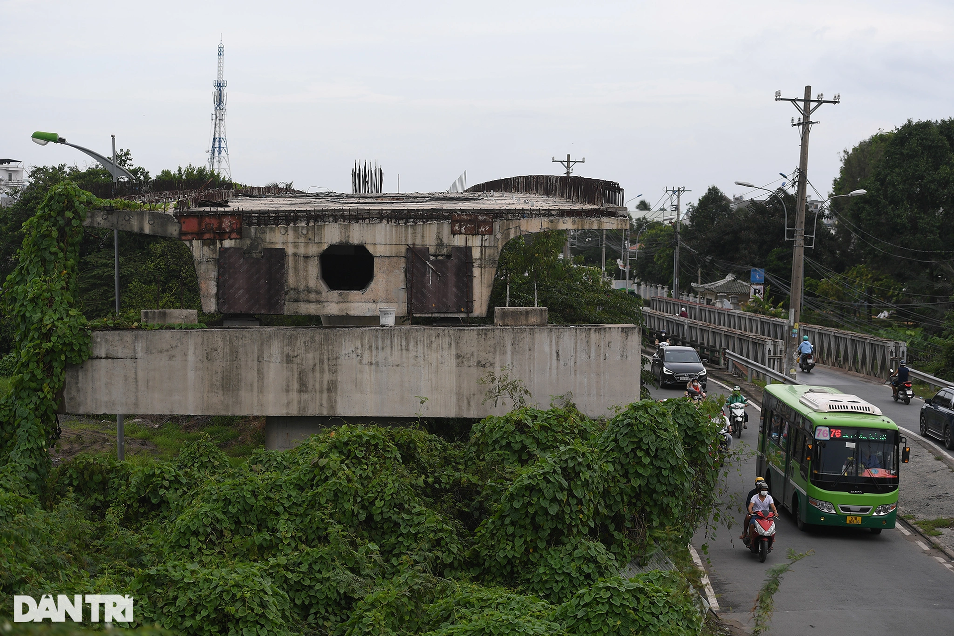 Người dân ngã nhào trên đường hẹp vì dự án cầu treo 7 năm ở TP Thủ Đức - 15