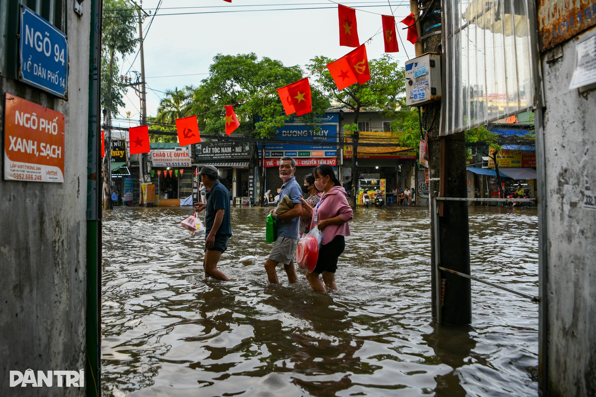 Xóm ung thư ở Hà Nội ngập sâu, bệnh nhân lội nước đi xin ngủ nhờ - 9 Xóm ung thư ở Hà Nội ngập sâu, bệnh nhân lội nước đi xin ngủ nhờ - 9