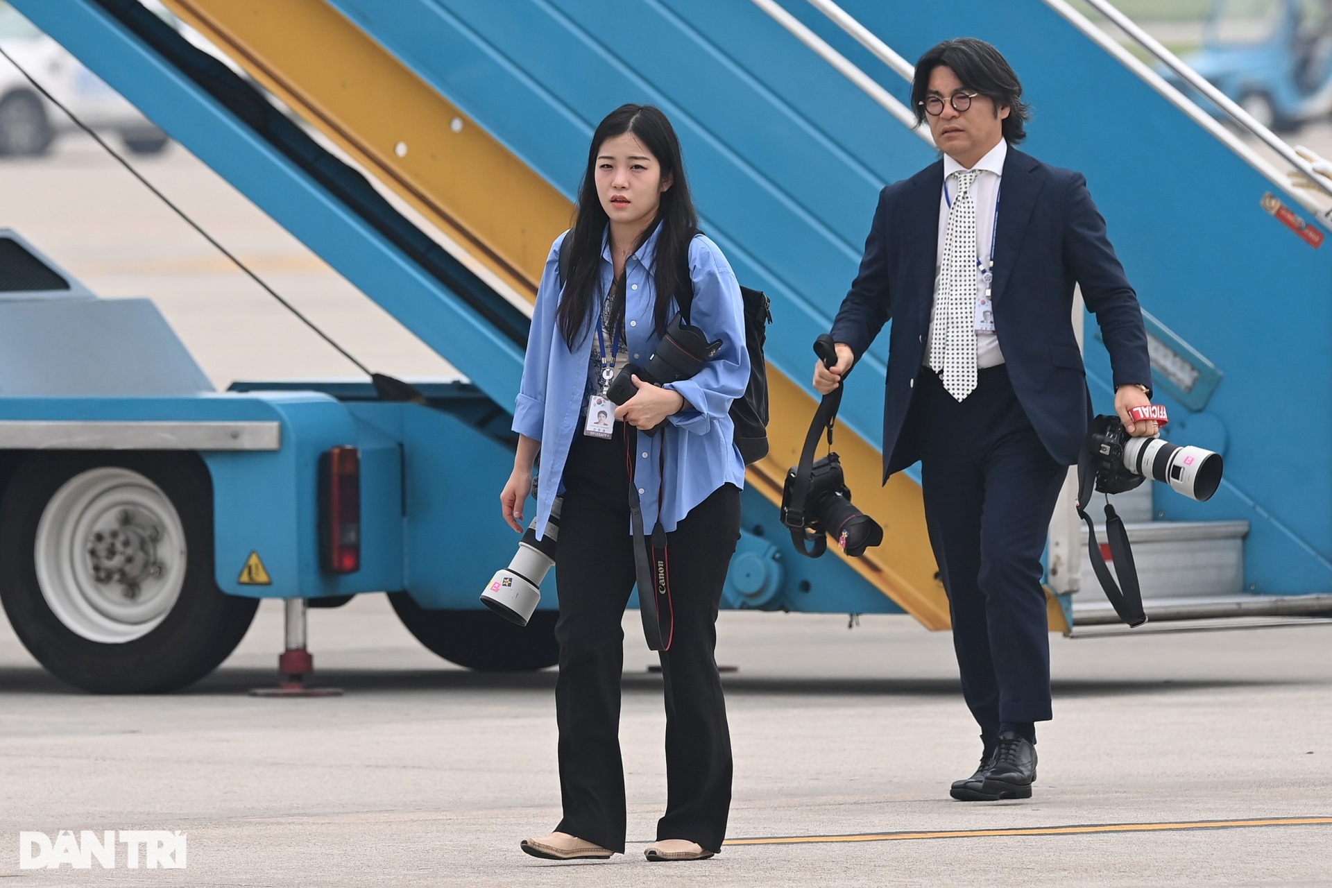 Hình ảnh Tổng thống Hàn Quốc cùng Phu nhân tại sân bay Nội Bài - 12 Hình ảnh Tổng thống Hàn Quốc cùng Phu nhân tại sân bay Nội Bài - 12