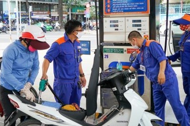 Thu phí bảo trì đường bộ qua xăng dầu: Nhiều hệ lụy