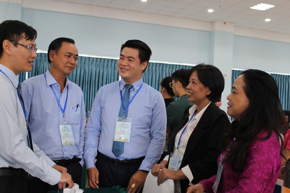Đeo còng giấy vào tay kể tội trẻ: Vượt quá giới hạn của hài hước, câu view - 2 Đeo còng giấy vào tay kể tội trẻ: Vượt quá giới hạn của hài hước, câu view - 2