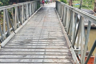 Vụ ô tô làm sập cầu sắt: Khắc phục gần 200 triệu đồng