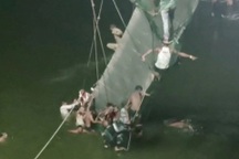 Hiện trường vụ sập cầu treo tại Ấn Độ khiến ít nhất 132 người chết