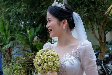 Ông nội 70 tuổi tỉ mẩn tuốt lá tro non tết hoa cưới cho cháu gây "sốt" mạng