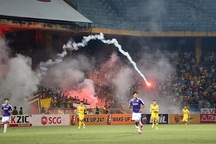 Pháo sáng ở sân Hàng Đẫy và sự "ưu ái" của Ban giải quyết khiếu nại VFF