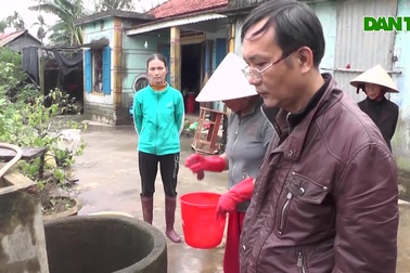 Xử lý nước sinh hoạt cho người dân vùng bị ngập lũ