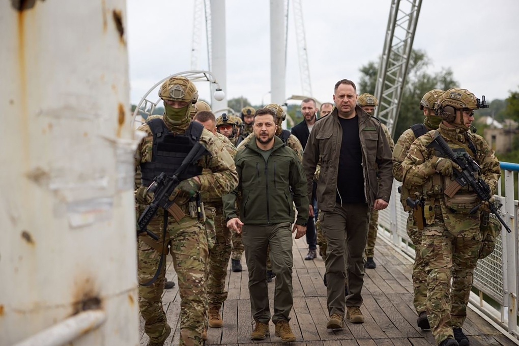 Tổng thống Ukraine thăm thành phố mới tái kiểm soát - 1 Tổng thống Ukraine thăm thành phố mới tái kiểm soát - 1